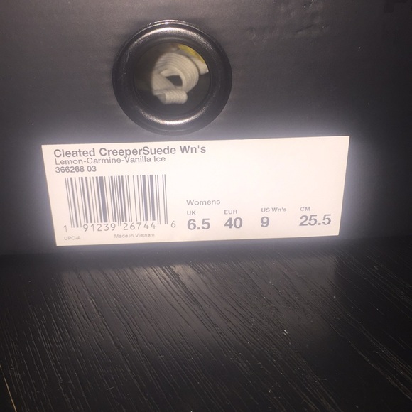 Rihanna fenty shoes size 9women/ box included - Picture 3 of 3